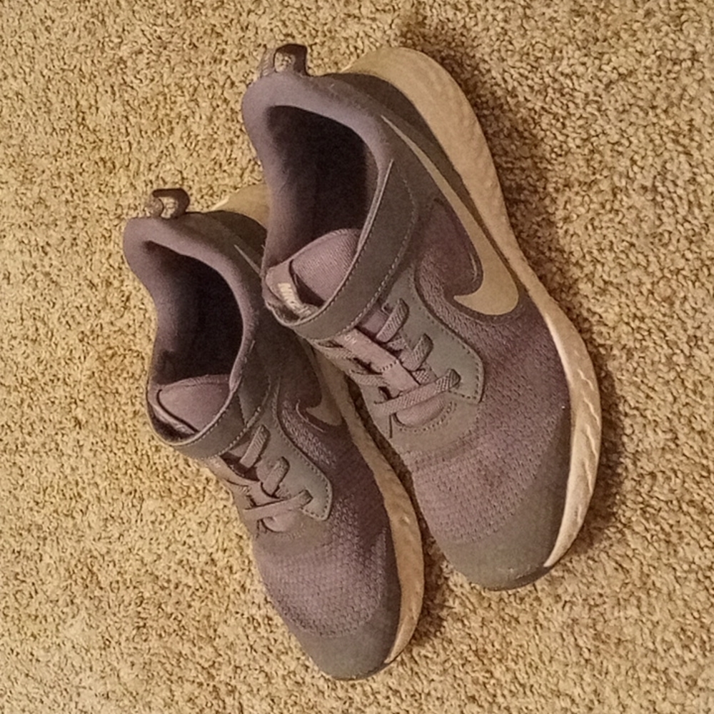 Boys Nike Revolution sz 3 Gray